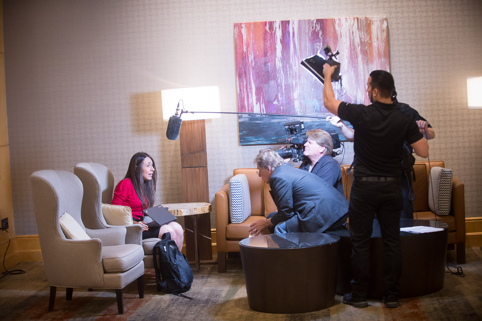Catalina siendo entrevistada para un testimonio en Phoenix, 2016